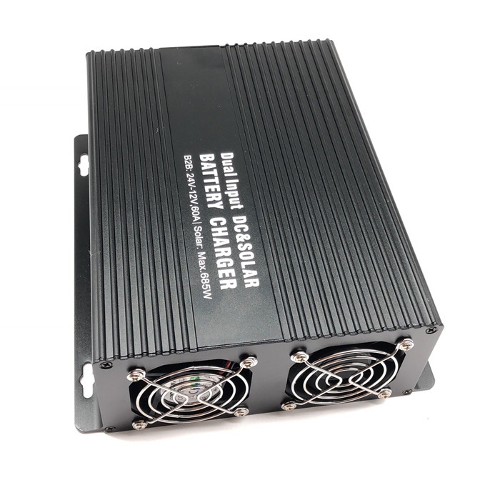 Bộ sạc pin năng lượng mặt trời 30A Đầu vào kép Bộ sạc pin trong xe DC 12V-DC12V cho RV